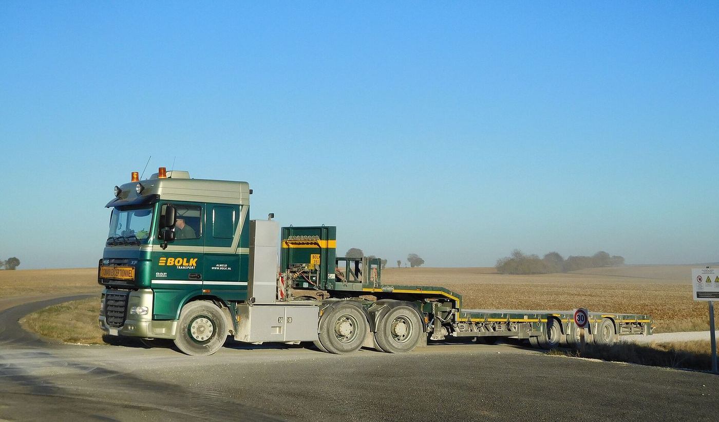 Camion semi-remorque sur une aire de stationnement