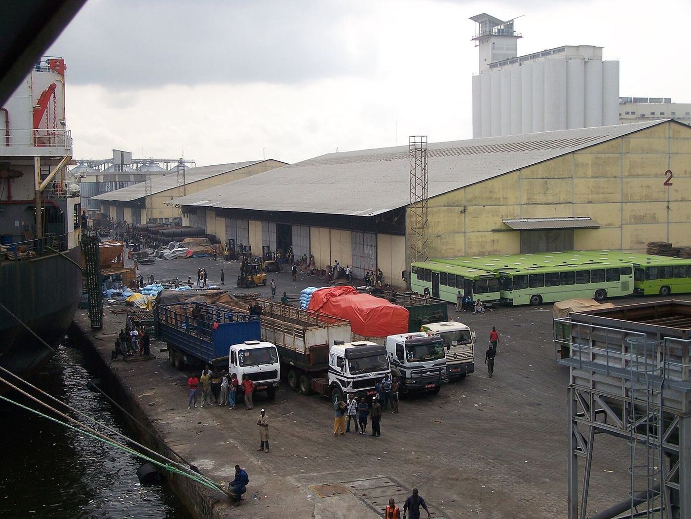 Entrepôts et camions de transport au port d'Abidjan